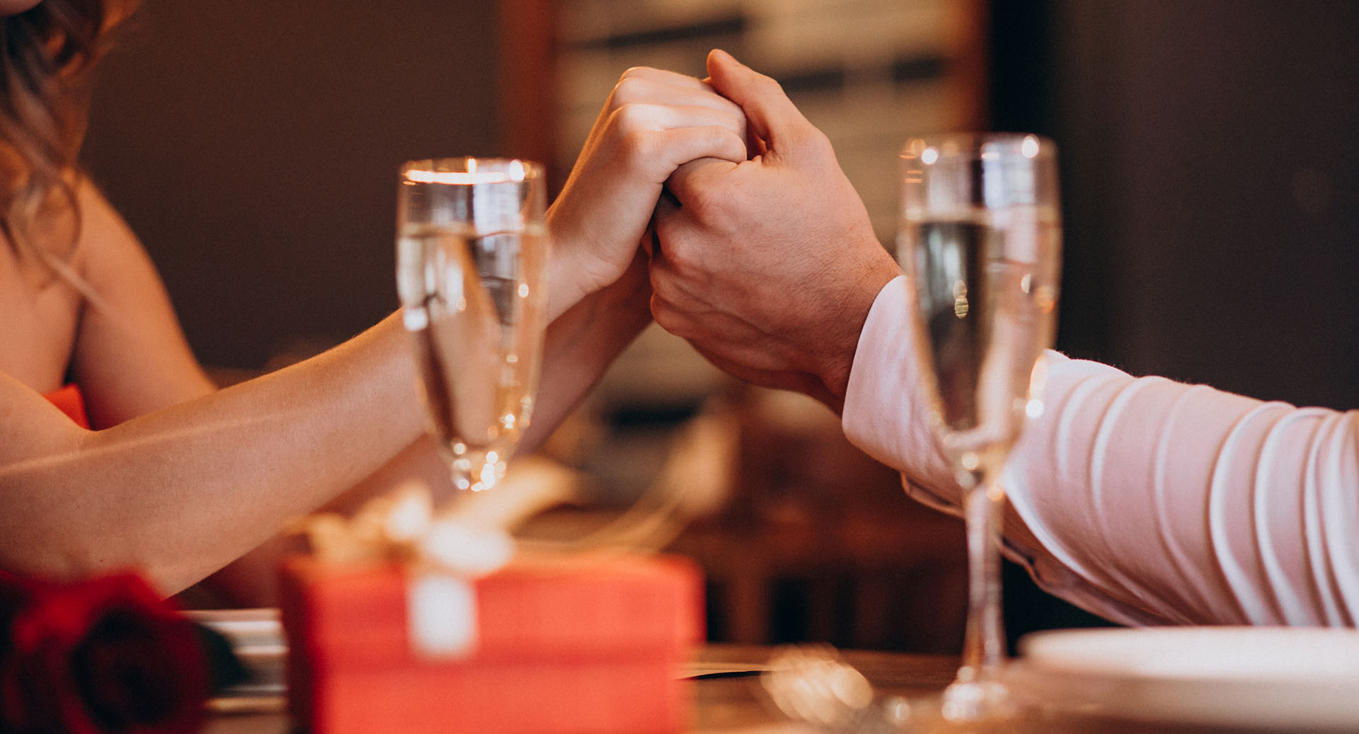 A couple at a romantic dinner – iris photo as the perfect gift for couples